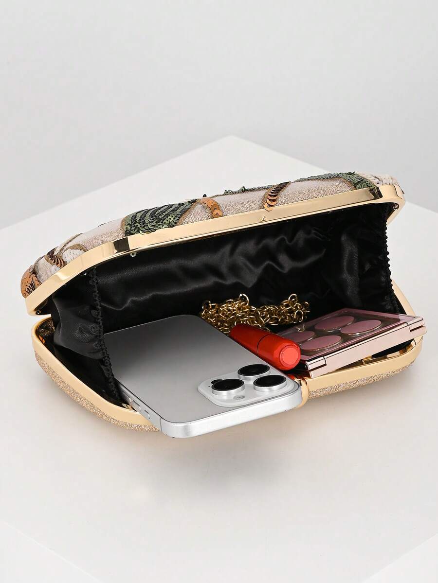 Interno foderato della pochette con ricamo floreale