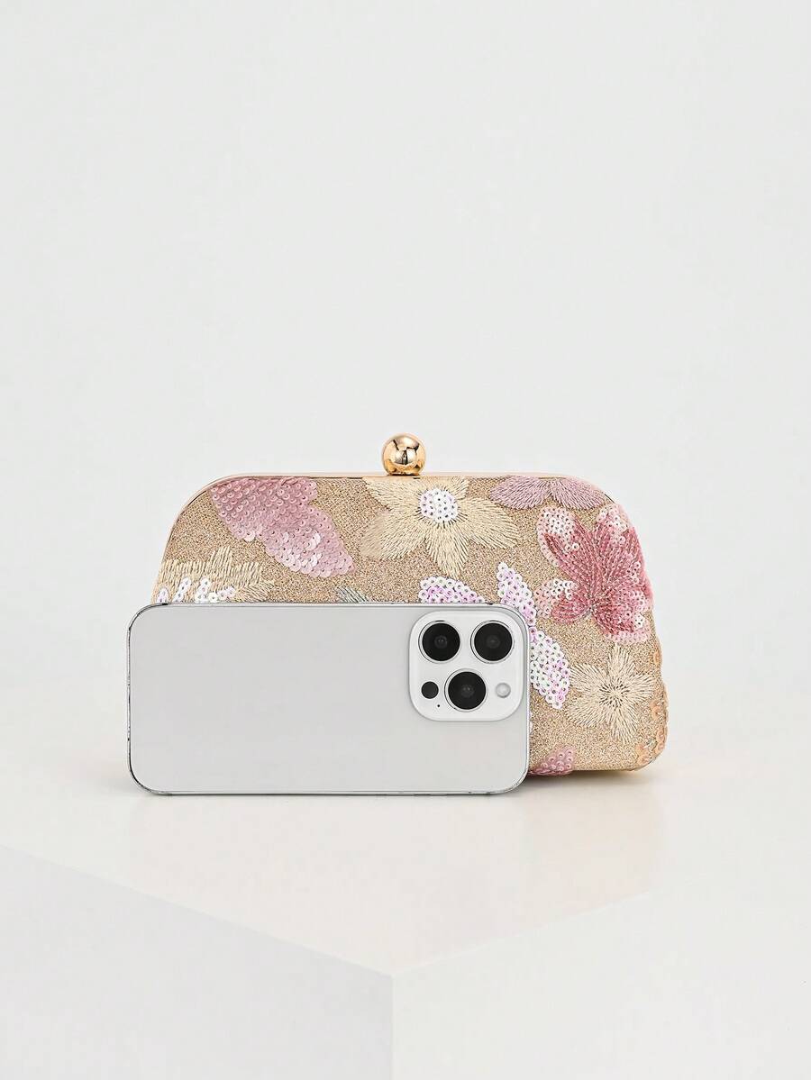 Pochette rosa e oro a confronto con uno smartphone per la misura