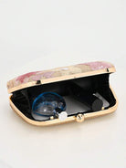 Interno foderato della pochette rosa e oro