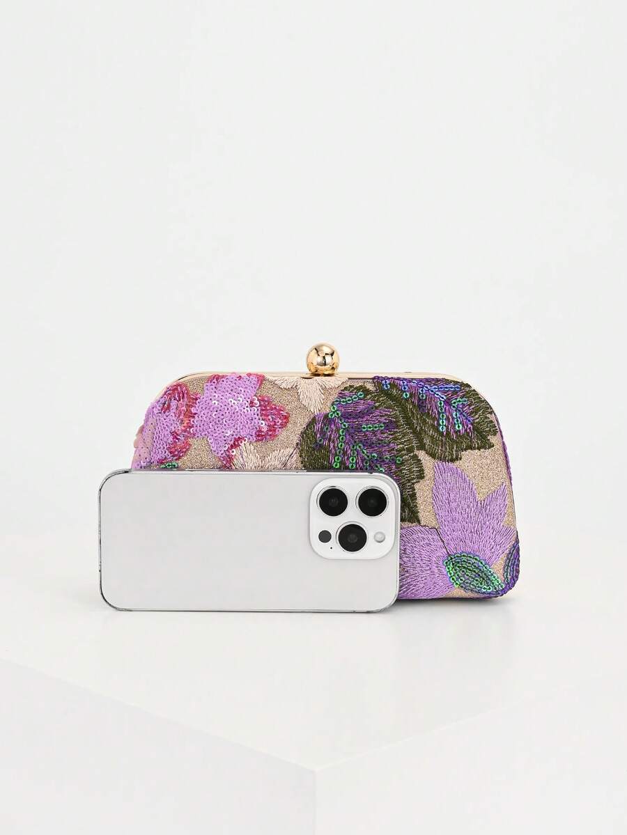 Pochette viola a confronto con uno smartphone per la misura