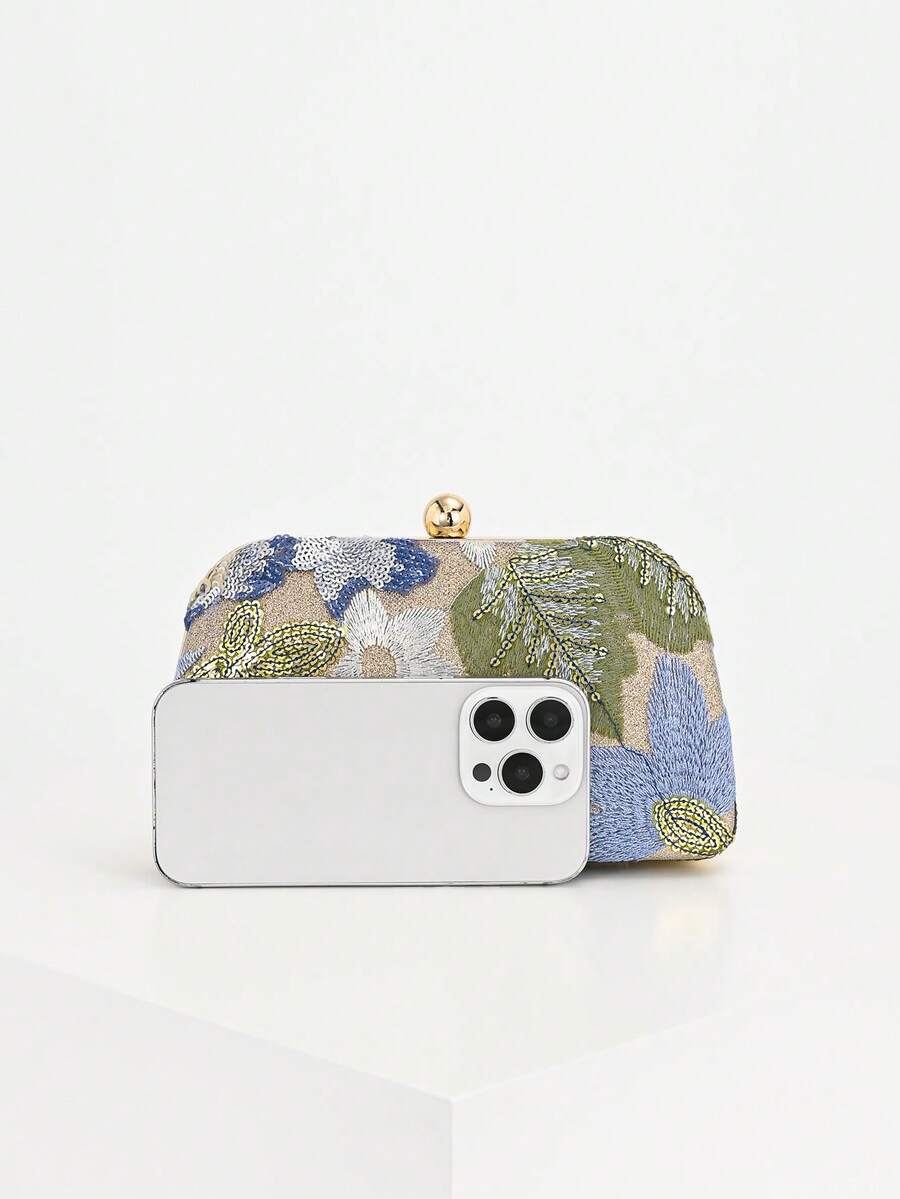 Pochette blu e verde a confronto con uno smartphone per la misura