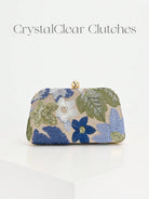 Pochette a mezzaluna con fiori blu e verdi e catena dorata