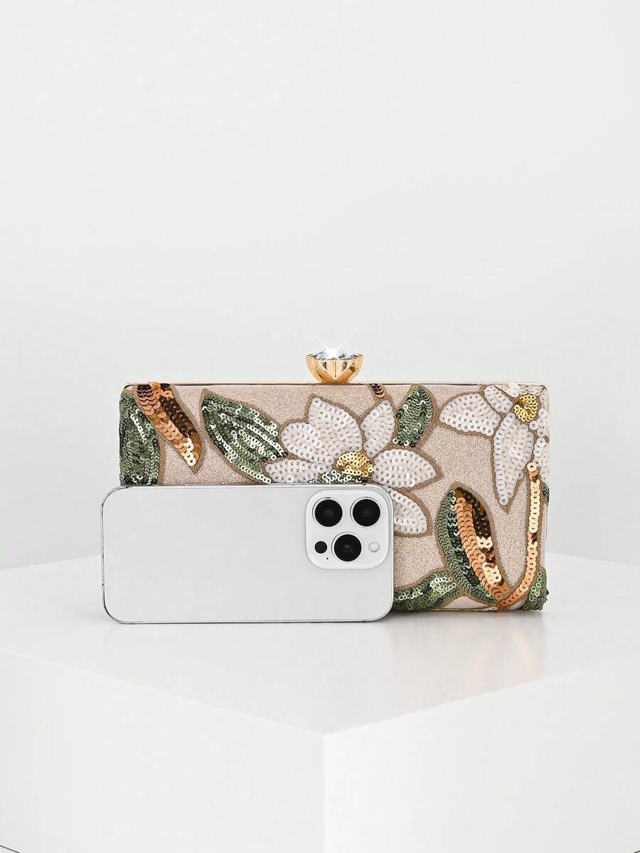 Clutch avorio a confronto con uno smartphone per la misura