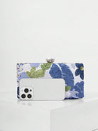 Clutch blu a confronto con uno smartphone per la misura