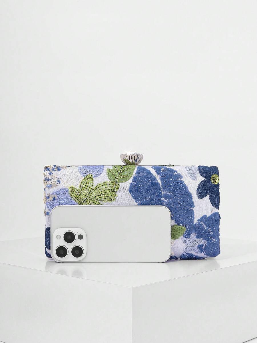 Clutch blu a confronto con uno smartphone per la misura