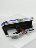 Interno foderato della clutch con fiori blu