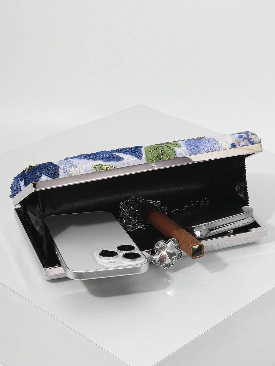 Interno foderato della clutch con fiori blu
