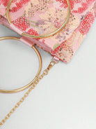 Dettaglio del broccato floreale rosa della mini borsa