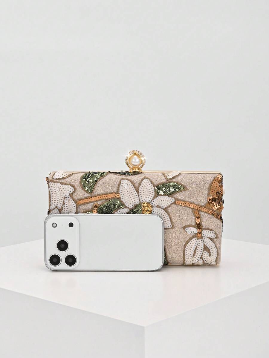 Clutch floreale a confronto con uno smartphone per la misura