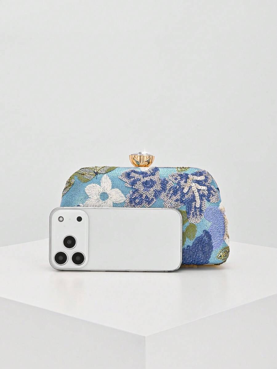 Pochette blu a confronto con uno smartphone per la misura