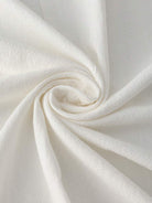 Dettaglio del tessuto in cotone bianco del vestito Francesca