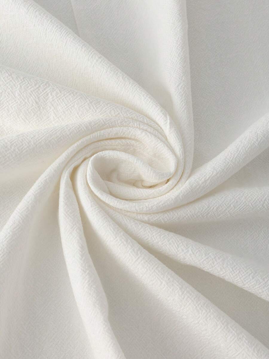 Dettaglio del tessuto in cotone bianco del vestito Francesca
