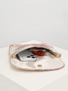 Interno foderato della pochette in broccato rosa
