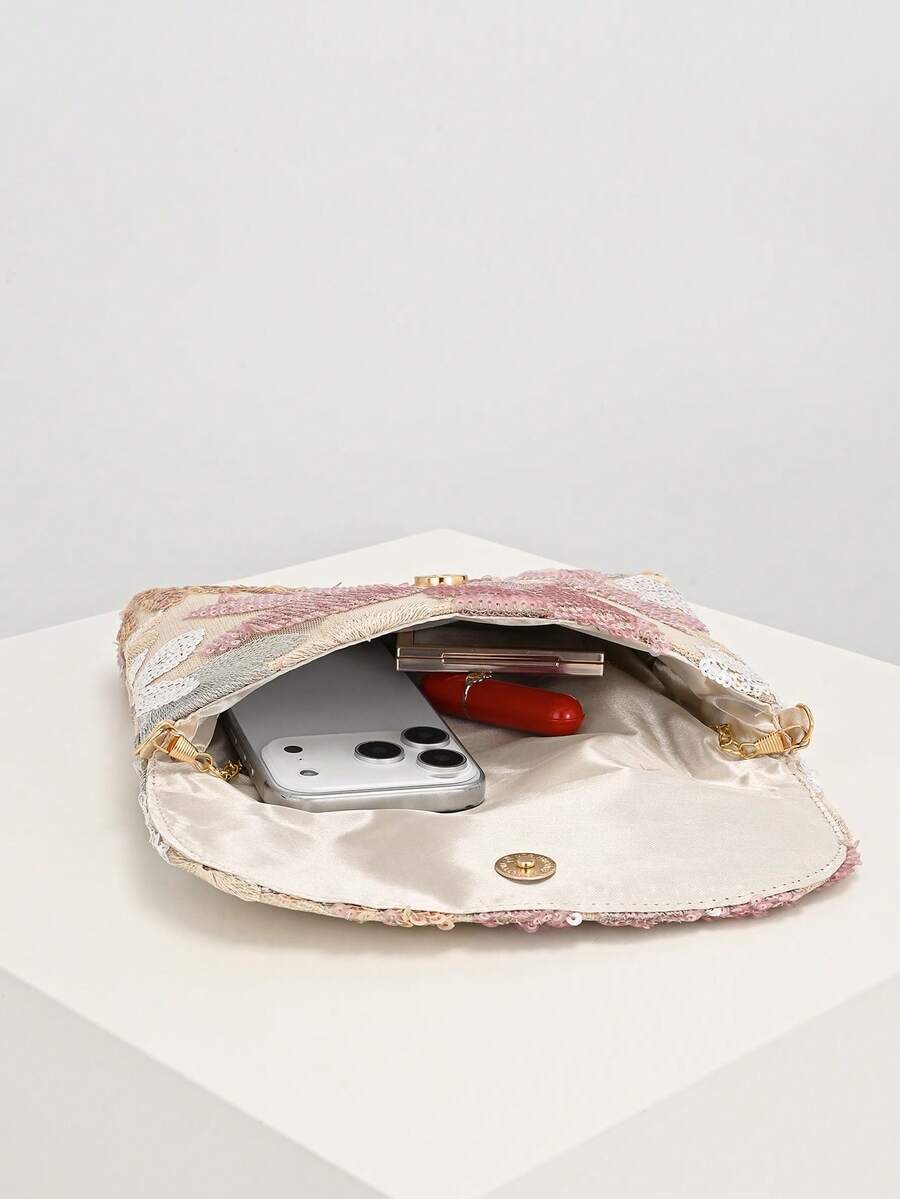 Interno foderato della pochette in broccato rosa