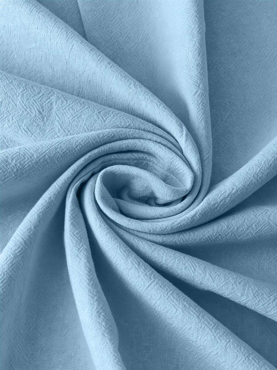 Dettaglio del tessuto in cotone azzurro cielo del vestito Francesca