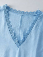 Dettaglio dello scollo a V con volant del vestito azzurro cielo