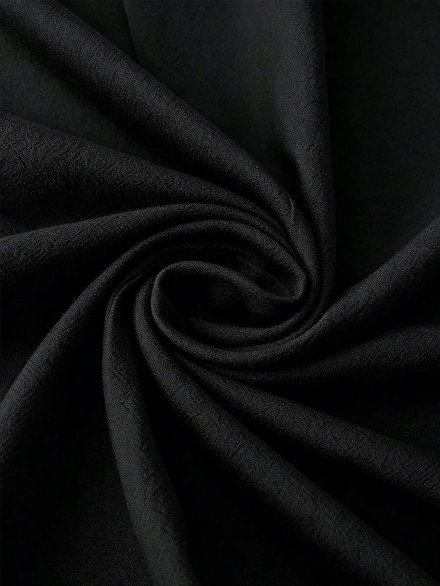 Dettaglio del tessuto in cotone nero del vestito Francesca