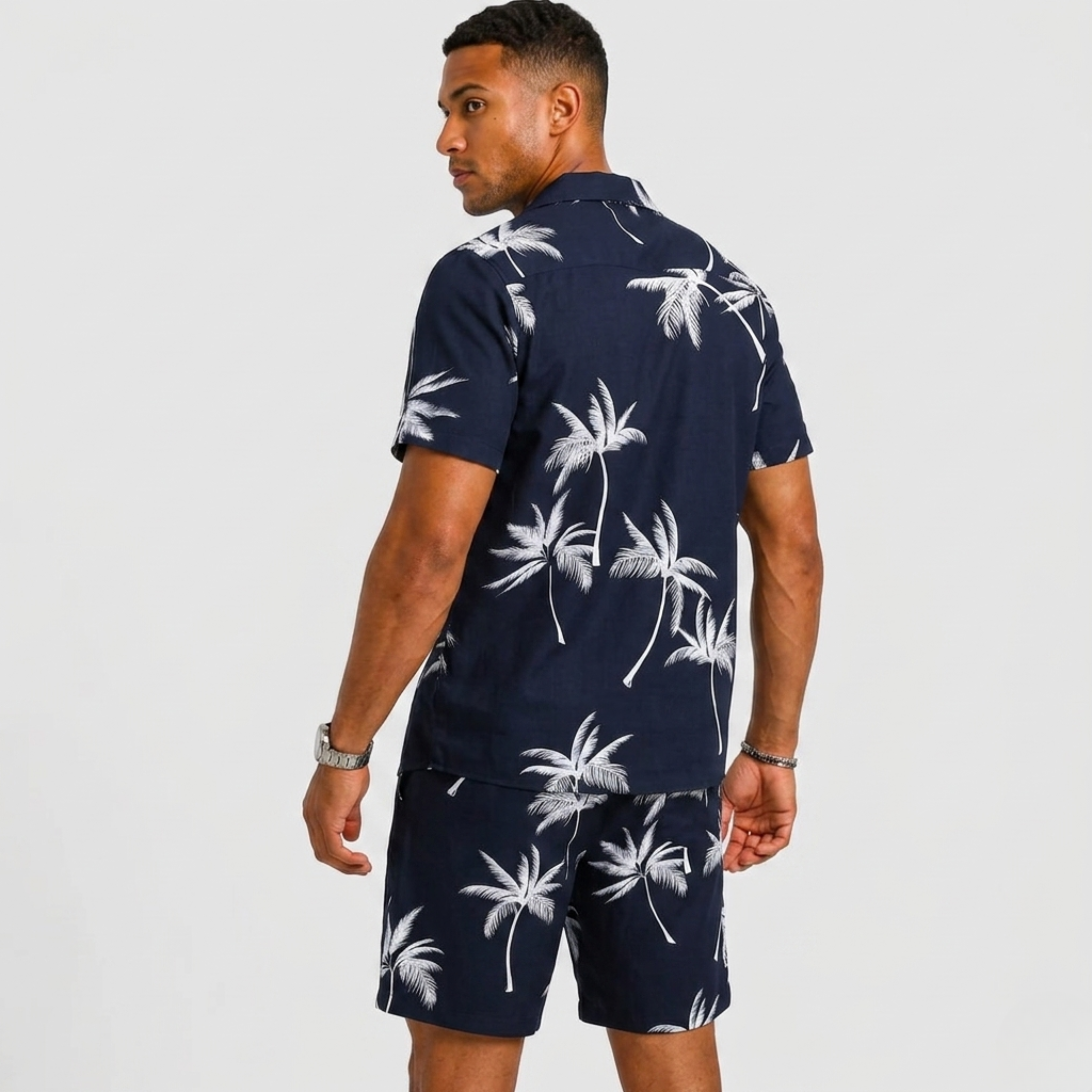 Completo estivo uomo – dettaglio della stampa tropicale | Bella di Roma