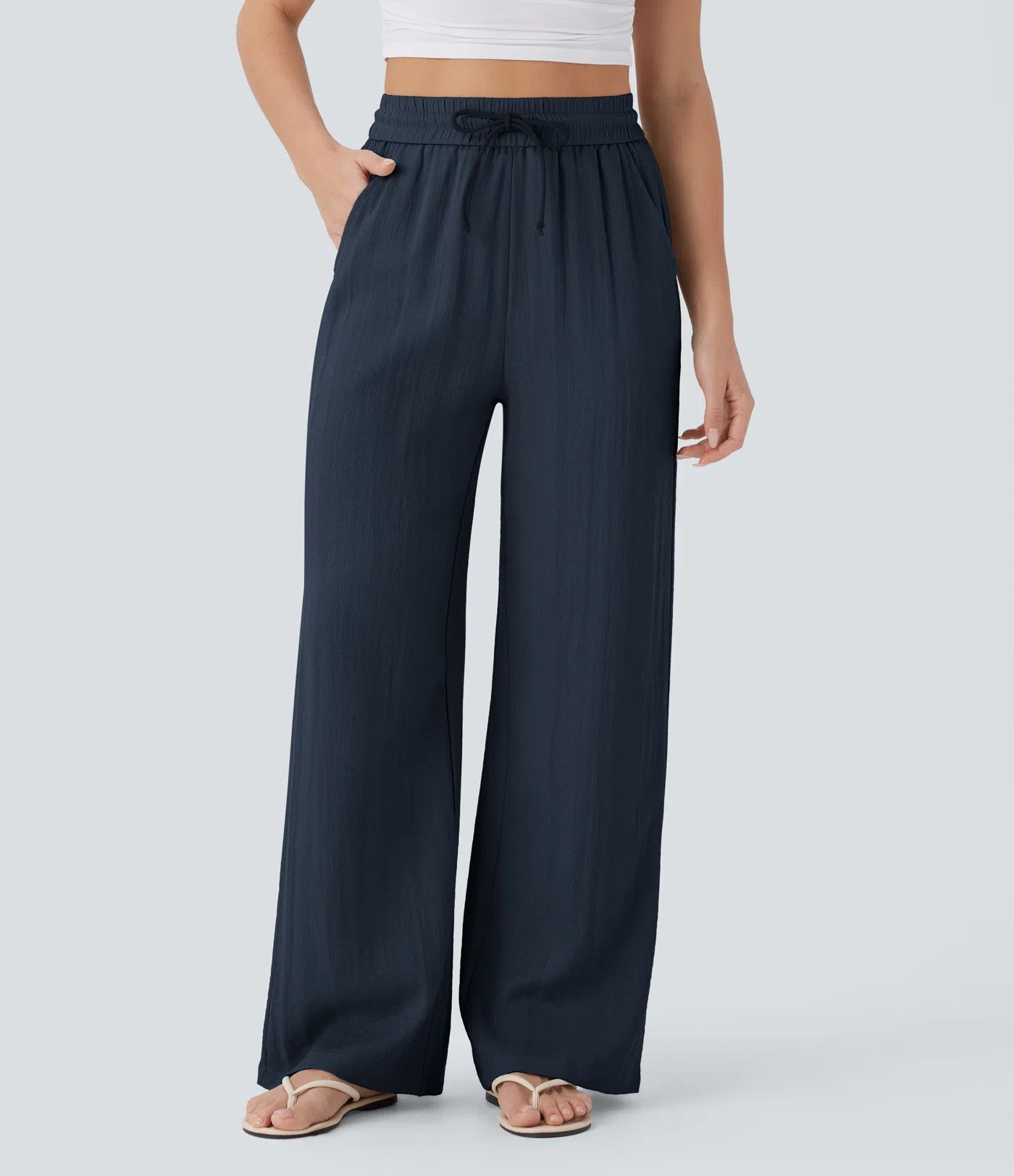 Pantaloni Baggy Casual in Lino Bella di Roma – blu navy indossati