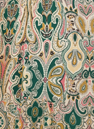Dettaglio della stampa paisley verde del vestito