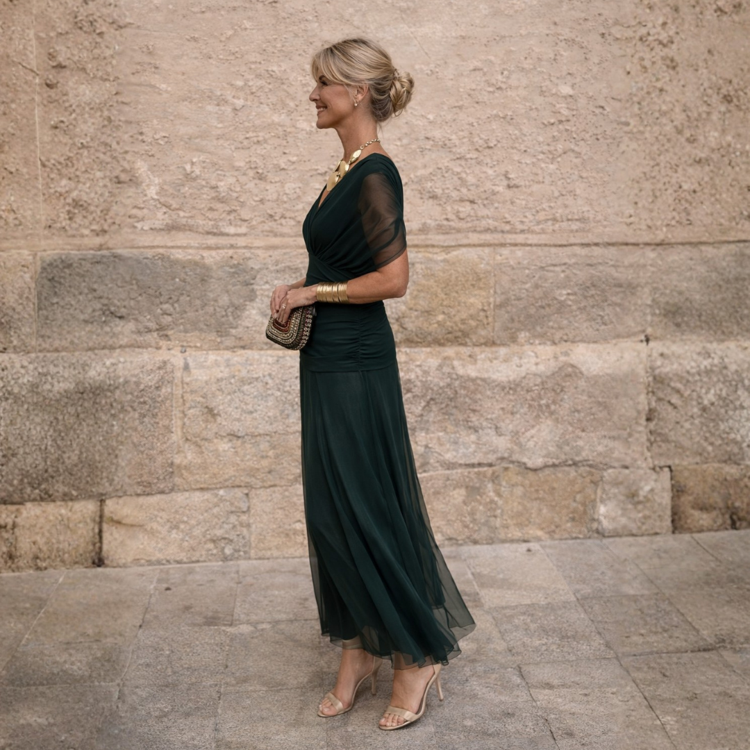 Abito lungo verde militare, vista laterale con gonna plissettata