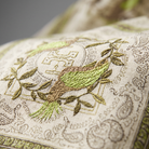 Dettaglio stampa botanica uccelli e fiori in verde dorato su tessuto panna - Bella di Roma
