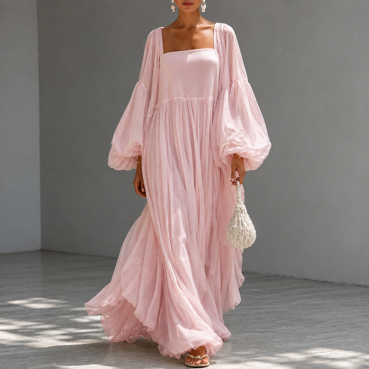 Abito lungo rosa con scollo quadrato e maniche a sbuffo
