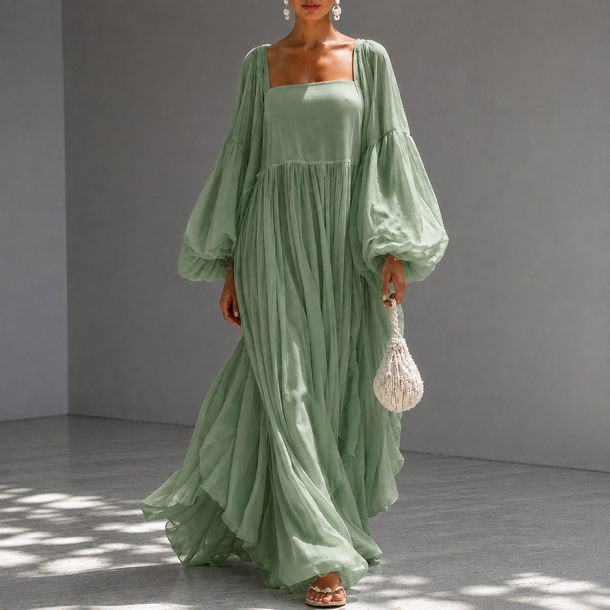 Abito lungo verde salvia con scollo quadrato e maniche a sbuffo