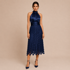 Celia – Vestito midi con top satinato e scollo halter – Blu Navy – Vista frontale | Bella di Roma