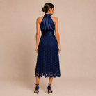 Celia – Vestito midi con top satinato e scollo halter – Blu Navy – Vista posteriore | Bella di Roma