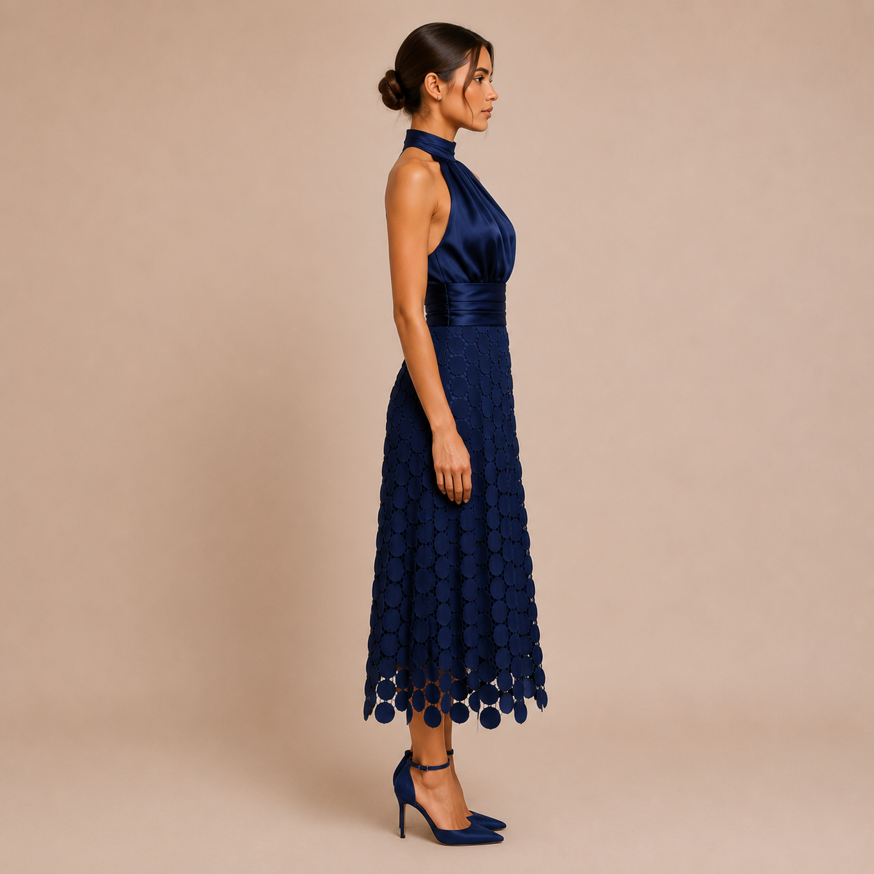 Celia – Vestito midi con top satinato e scollo halter – Blu Navy – Dettaglio | Bella di Roma