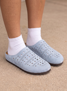 Sabot slip-on forati donna color azzurro | Bella di Roma