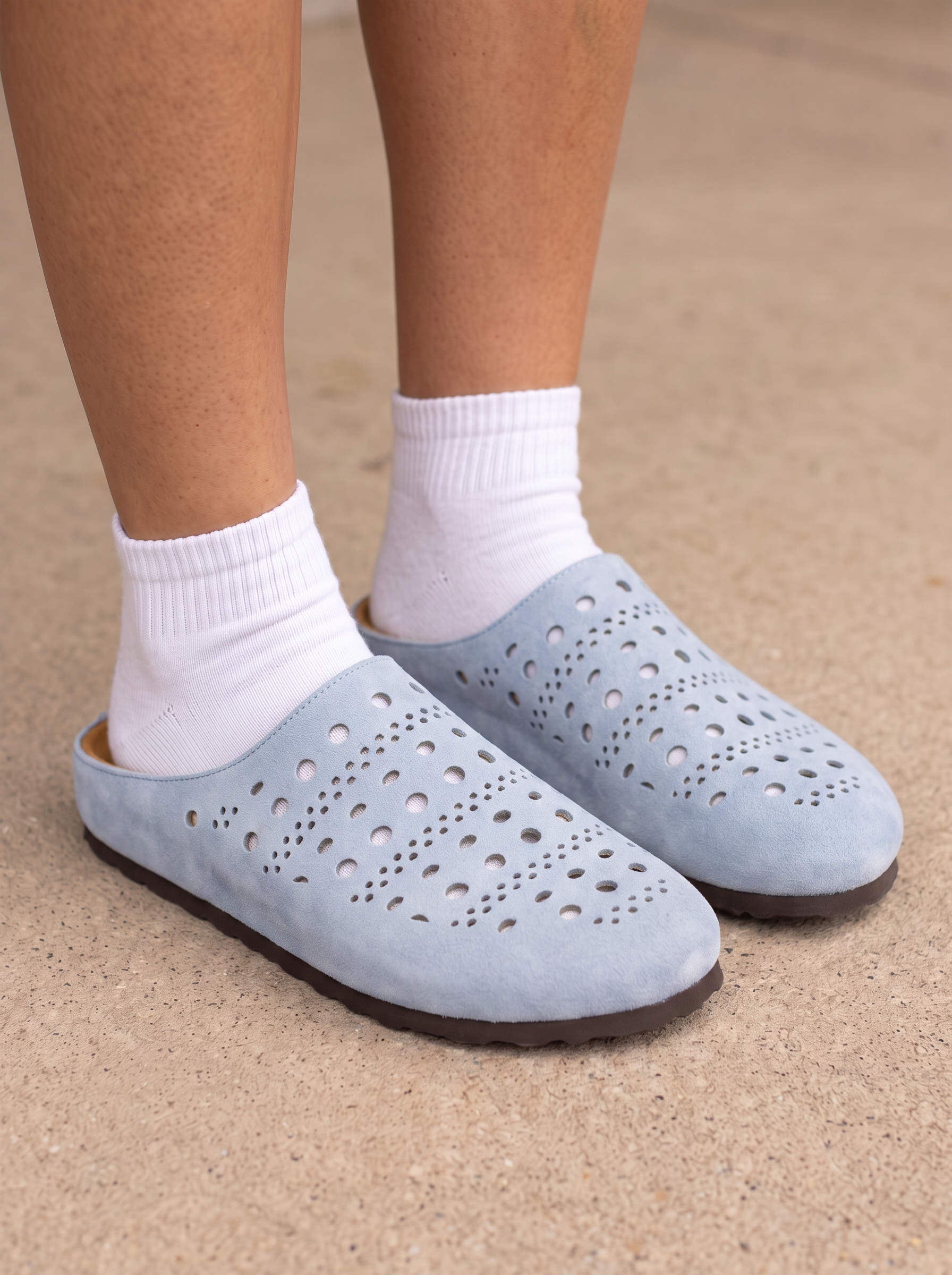 Sabot slip-on forati donna color azzurro | Bella di Roma