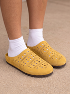 Sabot slip-on forati donna color giallo | Bella di Roma