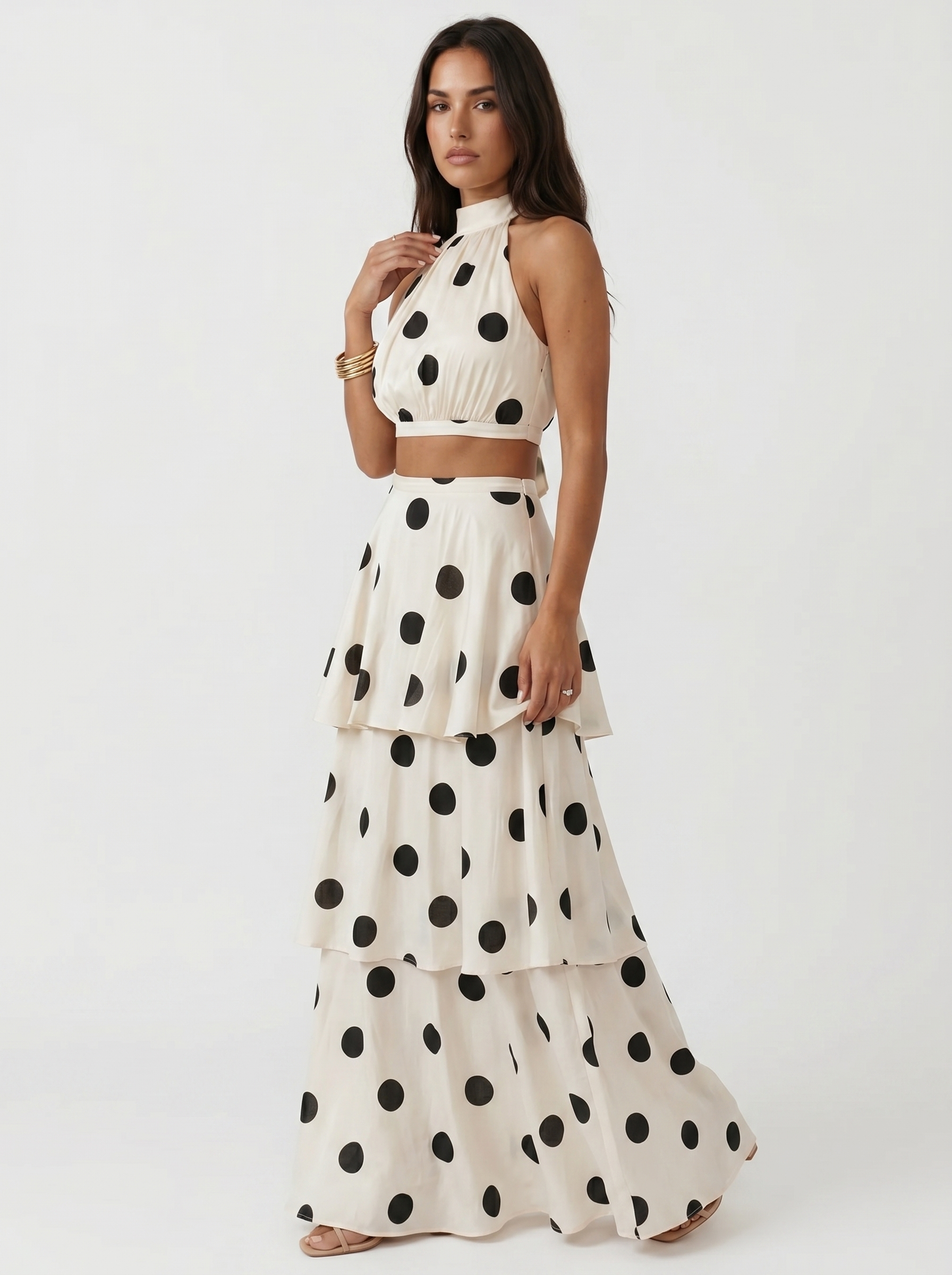 Completo a pois Lucía avorio – dettaglio del top halter con collo alto | Bella di Roma