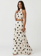 Completo a pois Lucía avorio – dettaglio del top halter con collo alto | Bella di Roma