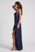 Abito maxi Samira satin bordeaux Bella di Roma – drappeggio spacco