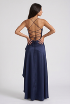 Abito maxi Samira satin bordeaux Bella di Roma – vista laterale