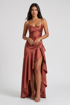 Abito maxi Samira satin bordeaux Bella di Roma – posa frontale