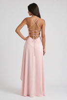 Abito maxi Samira satin bordeaux Bella di Roma – movimento spacco