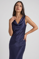 Abito maxi Zaffiro blu navy satin Bella di Roma – schiena drappeggiata