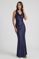 Abito maxi Zaffiro blu navy satin Bella di Roma – vista frontale