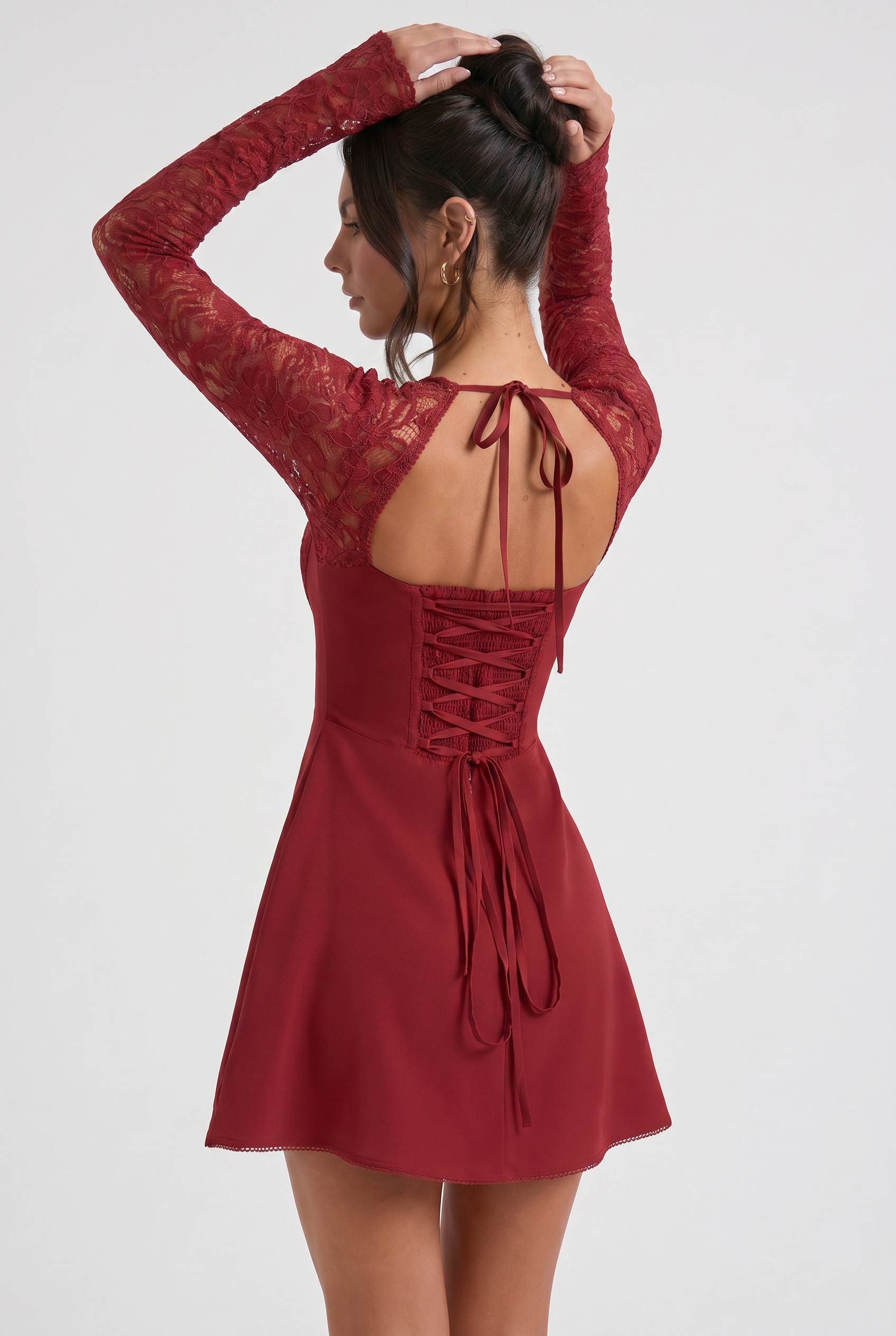 Abito mini Alix pizzo maniche lunghe Bella di Roma – scollatura balconcino