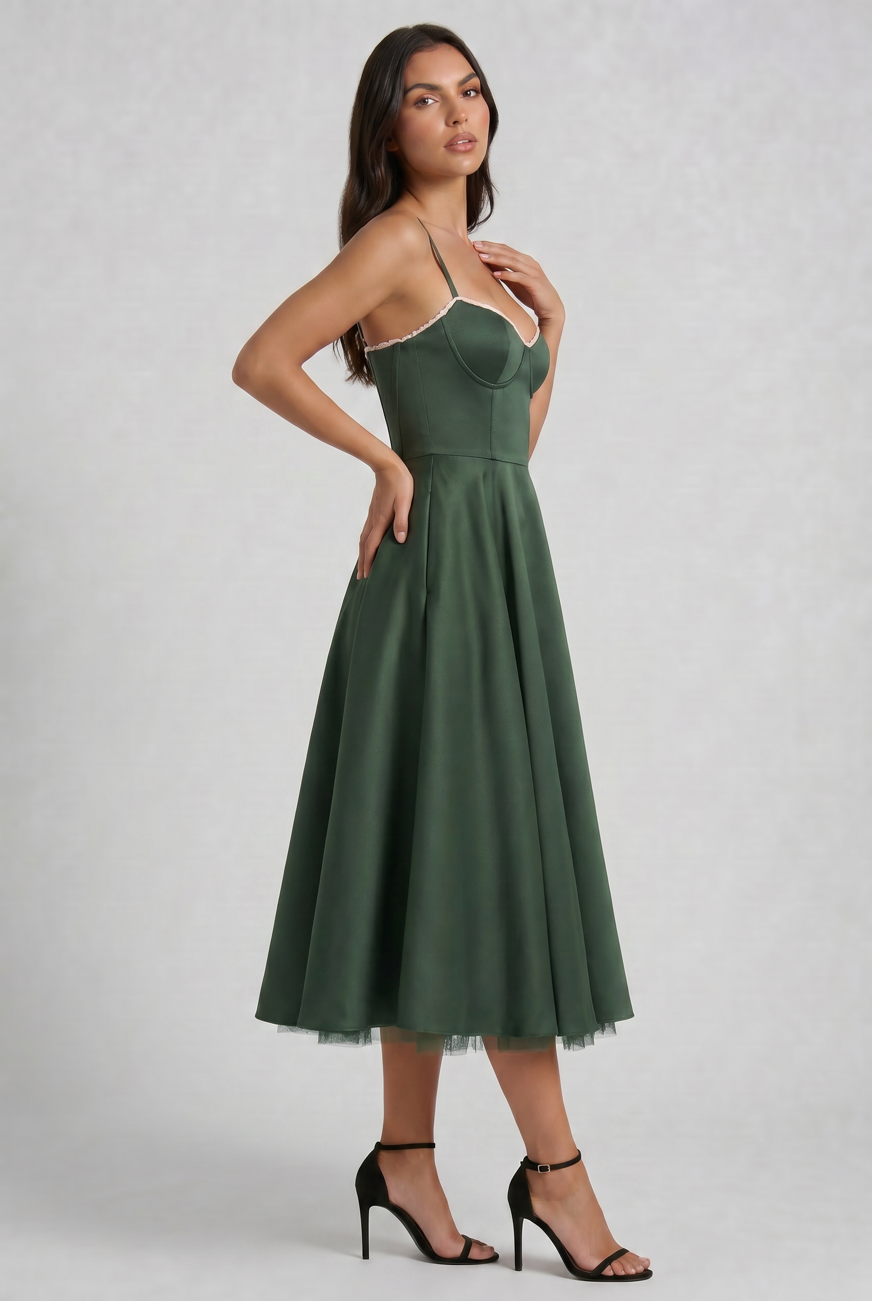 Abito Midi Selene Verde Bosco Satin Bella di Roma – modella