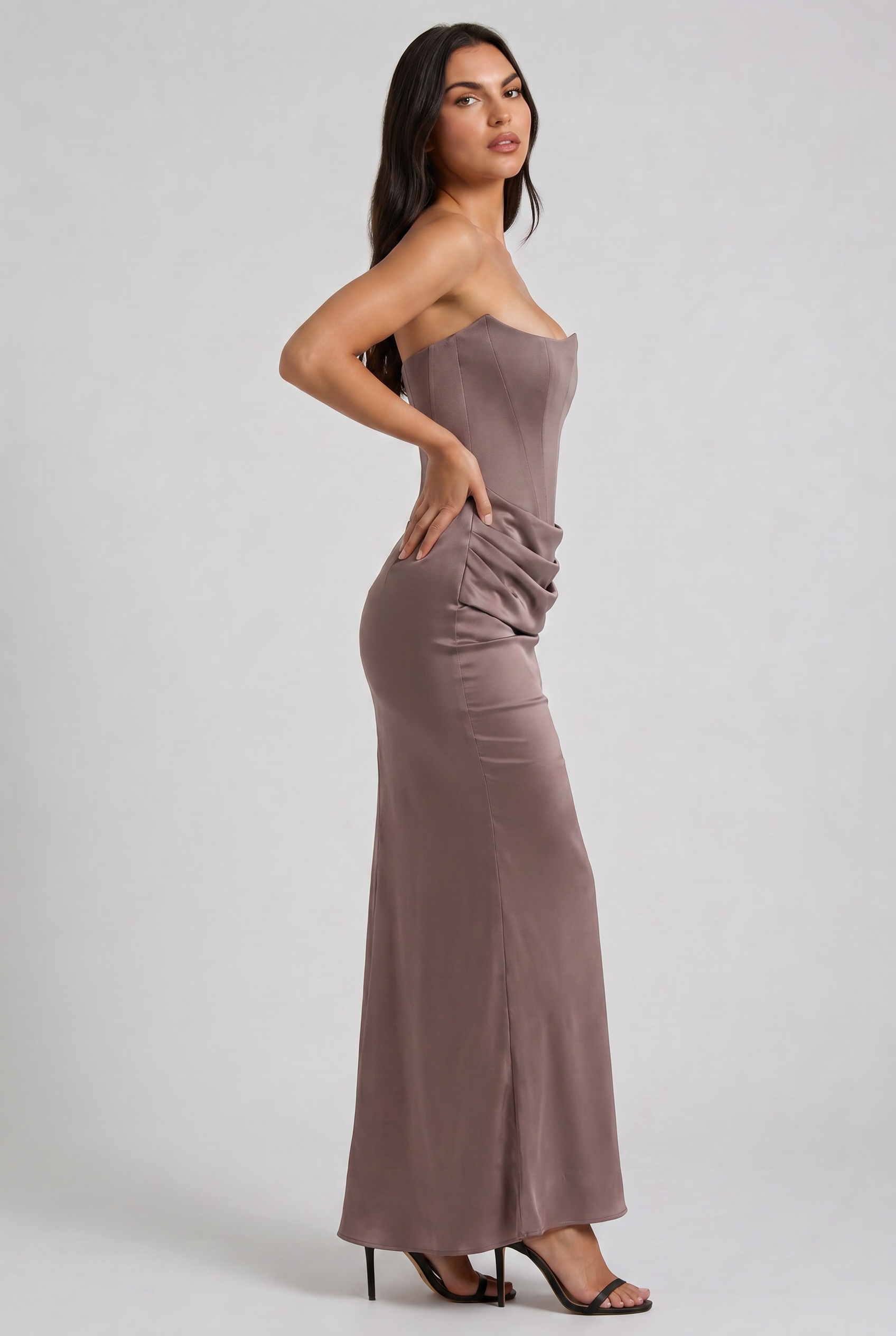 Abito maxi Tessa satin corsetto marrone Bella di Roma – silhouette maxi