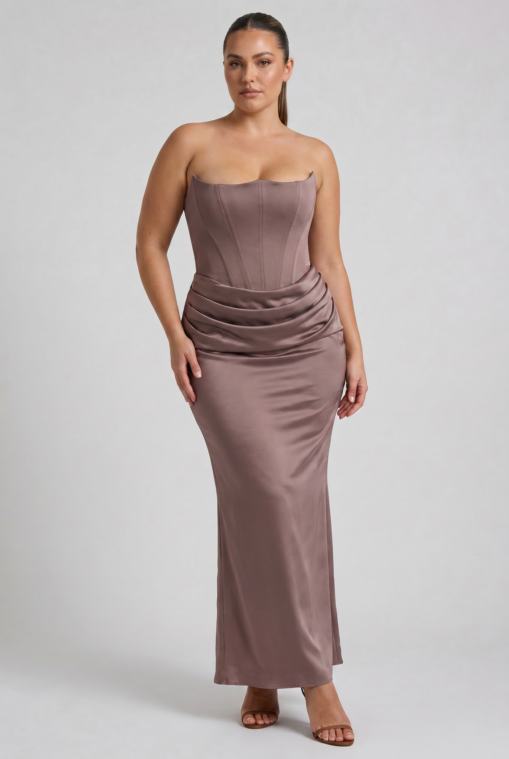 Abito maxi Tessa satin corsetto marrone Bella di Roma – vestibilità corsetto