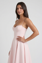 Abito Midi Selene Rosa Pallido Satin Bella di Roma – modella