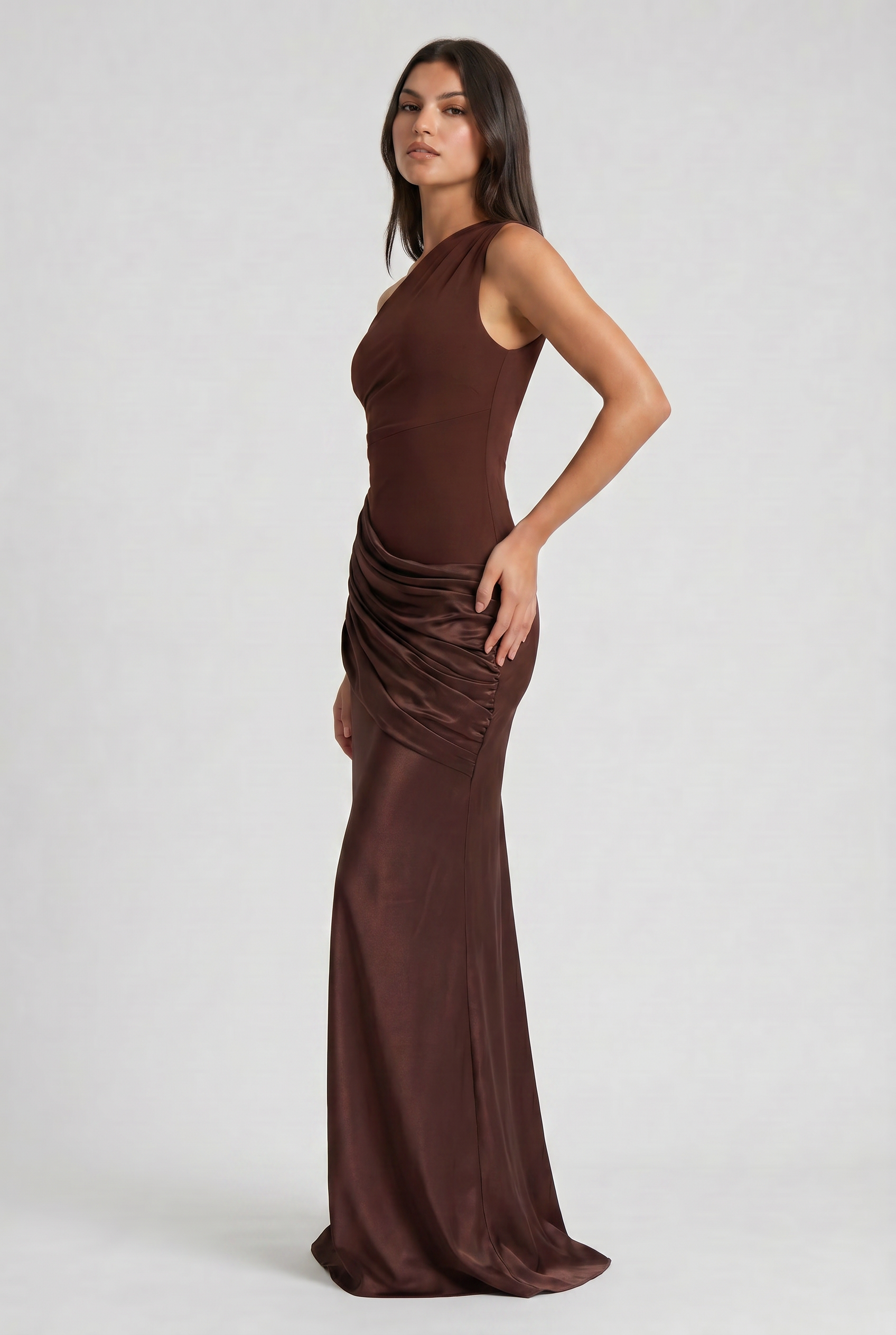 Abito maxi Abbey monospalla marrone Bella di Roma – silhouette femminile
