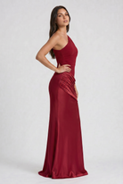 Abito maxi Abbey monospalla rosso profondo Bella di Roma – silhouette elegante