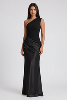 Abito maxi Abbey monospalla nero Bella di Roma – silhouette elegante